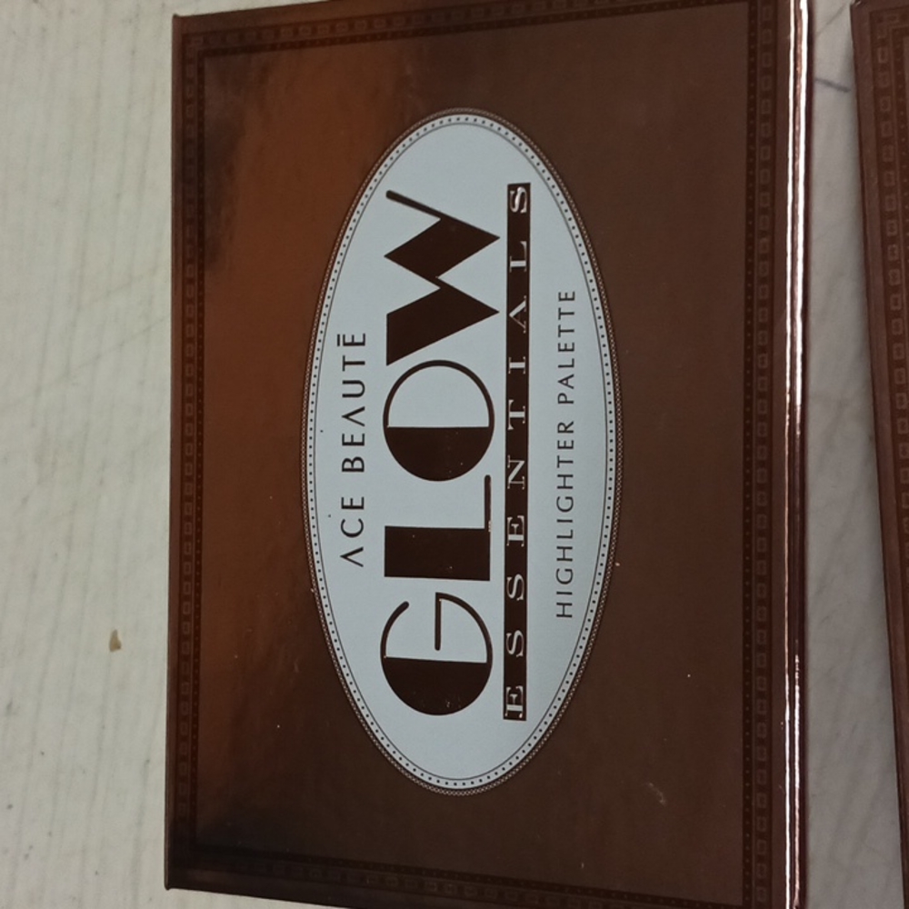 Ace Beaute Glow Highlighter Palette